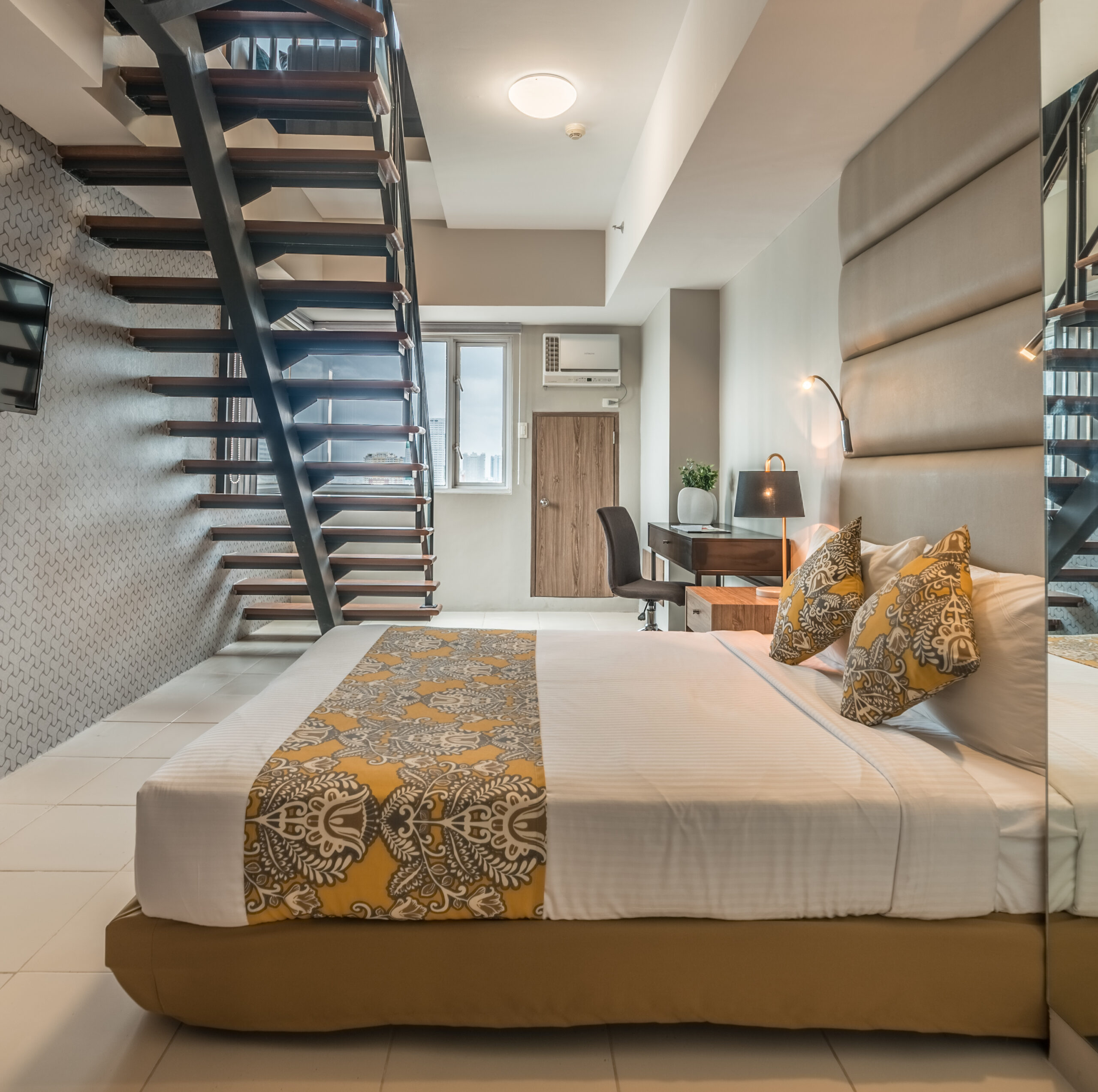 Queen Loft Suite