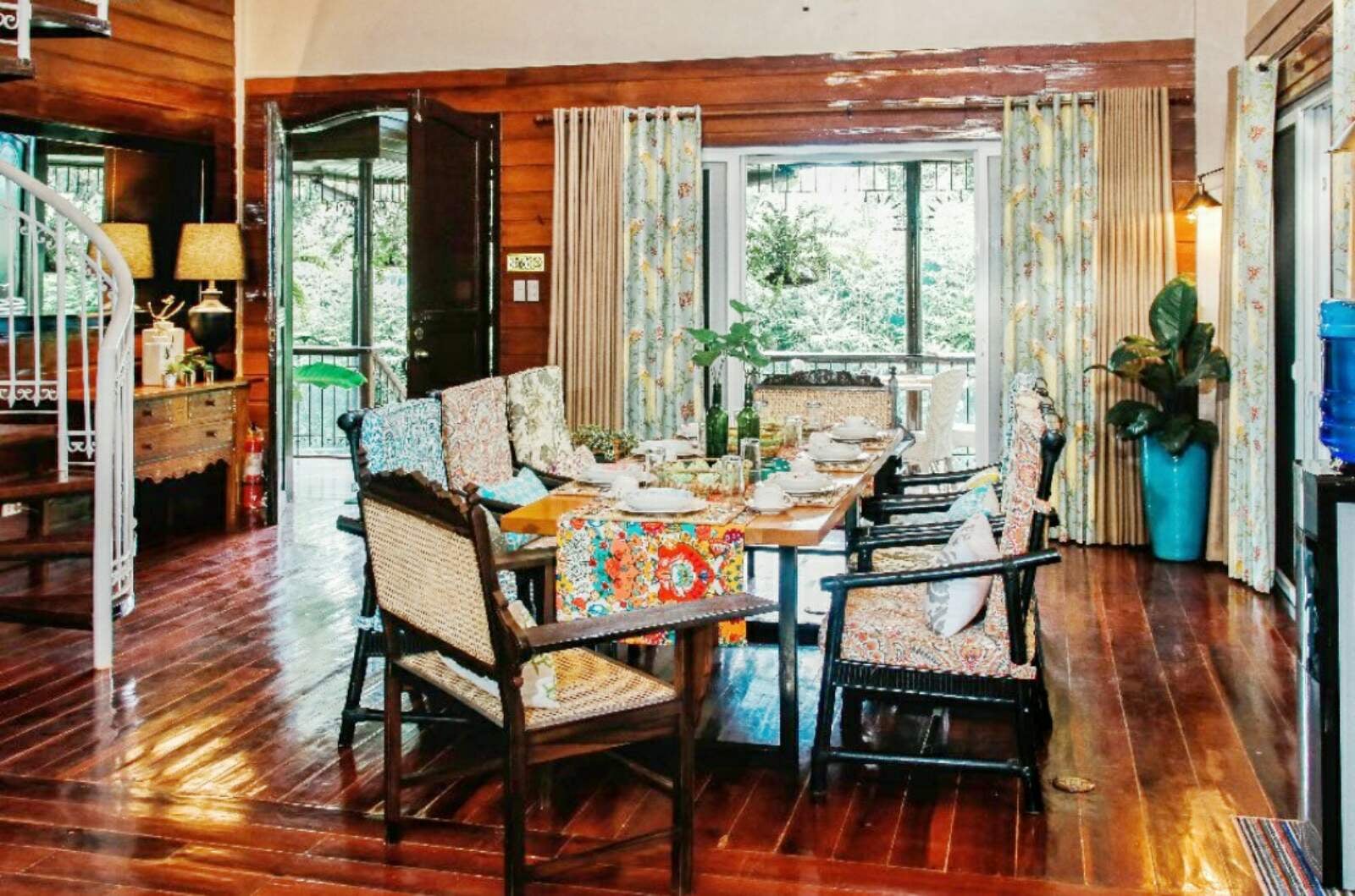 HKT Villa Dining Area
