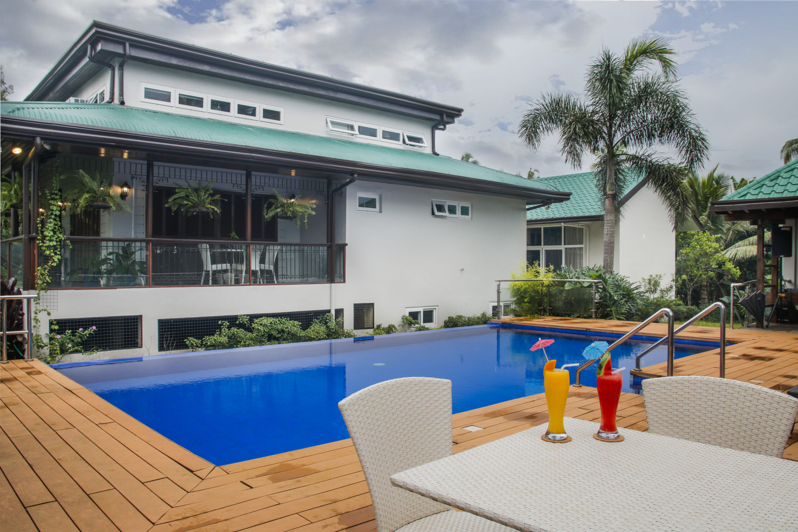 HKT Villa Pooldeck